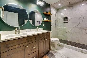 Modern Charlotte Retreat ~ 1 Mi To Boa Stadium!
