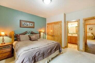 Private Pool & Hot Tub: Sunriver Retreat!