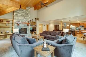 Private Pool & Hot Tub: Sunriver Retreat!