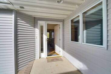 5 Mi To Dtwn: Pet Friendly  Wheatland Twin  Home!