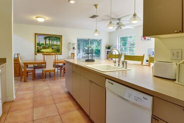 Pet Friendly Sarasota Home: 2 Mi To Bayfront Park!