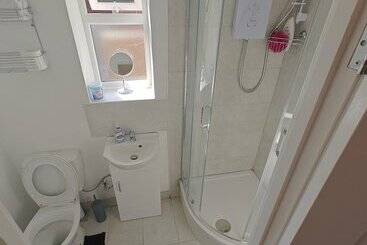 اقامتگاه 4 Bed House In Southampton Ideal For Contractors