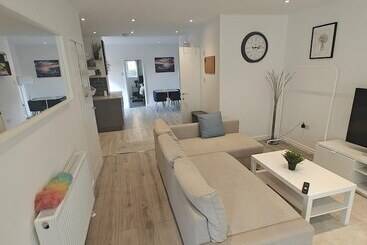 اقامتگاه 4 Bed House In Southampton Ideal For Contractors