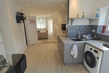 اقامتگاه 4 Bed House In Southampton Ideal For Contractors