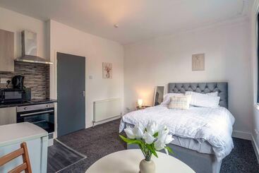 اقامتگاه Lovely 13 Bed House In Coventry