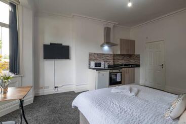اقامتگاه Lovely 13 Bed House In Coventry