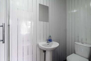 اقامتگاه Lovely 13 Bed House In Coventry