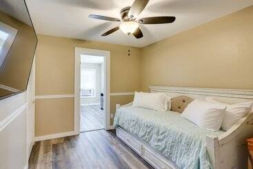 Riverfront Arkansas Abode   Furnished Deck & Grill