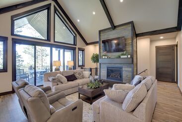 South Dakota Retreat W/ Hot Tub, Fire Pit & Grill!