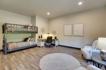 South Dakota Retreat W/ Hot Tub, Fire Pit & Grill!