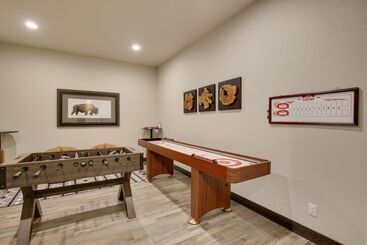 South Dakota Retreat W/ Hot Tub, Fire Pit & Grill!
