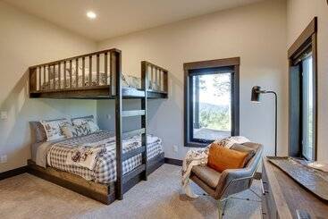 South Dakota Retreat W/ Hot Tub, Fire Pit & Grill!