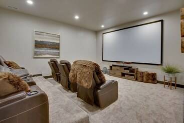 South Dakota Retreat W/ Hot Tub, Fire Pit & Grill!