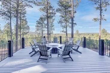 South Dakota Retreat W/ Hot Tub, Fire Pit & Grill!