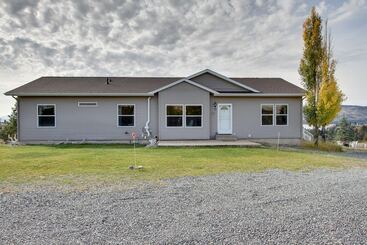 Spacious Canyon Ferry Lake House With Bar & Views!