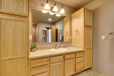 Spacious Canyon Ferry Lake House With Bar & Views!