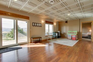 Spacious Canyon Ferry Lake House With Bar & Views!
