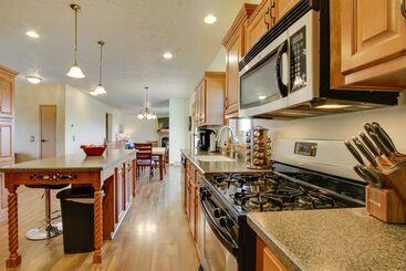 Spacious Canyon Ferry Lake House With Bar & Views!