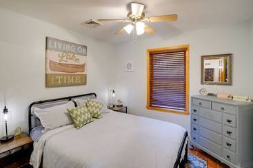 بيت ريفى Stunning Athens Home: Mtn Views & Pool Access