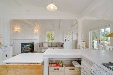 Stunning Ventura Cottage W/ Deck + Ocean View!