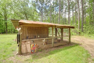 Tree Lined Higden Retreat: Close To Parks + Trails