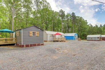 Tree Lined Higden Retreat: Close To Parks + Trails
