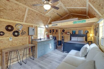 Tree Lined Higden Retreat: Close To Parks + Trails