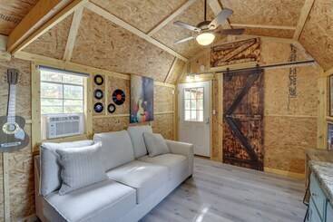 Tree Lined Higden Retreat: Close To Parks + Trails