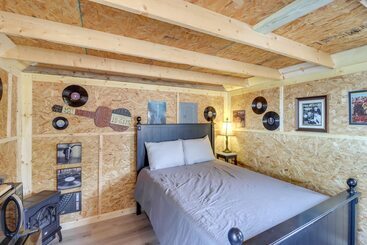 Tree Lined Higden Retreat: Close To Parks + Trails