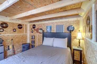 Tree Lined Higden Retreat: Close To Parks + Trails