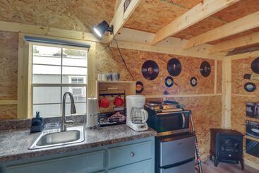 Tree Lined Higden Retreat: Close To Parks + Trails