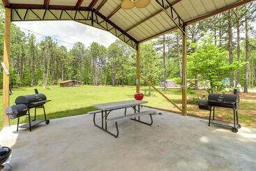Tree Lined Higden Retreat: Close To Parks + Trails