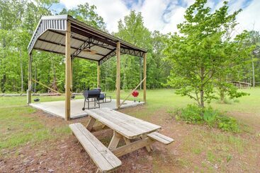 Tree Lined Higden Retreat: Close To Parks + Trails