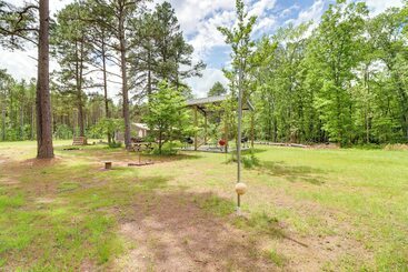 Tree Lined Higden Retreat: Close To Parks + Trails