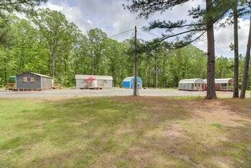 Tree Lined Higden Retreat: Close To Parks + Trails