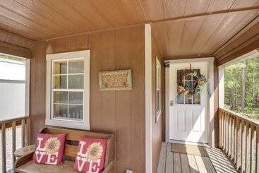 Tree Lined Higden Retreat: Close To Parks + Trails