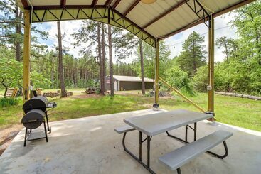 Tree Lined Higden Retreat: Close To Parks + Trails