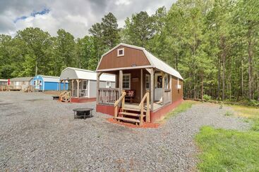 Tree Lined Higden Retreat: Close To Parks + Trails