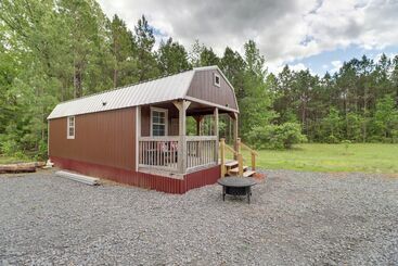 Tree Lined Higden Retreat: Close To Parks + Trails