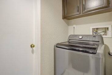 Albuquerque Home W/ Hot Tub + Putting Green!