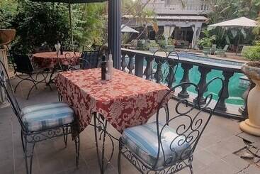 تختخواب و صبحانه The Gallery Boutique