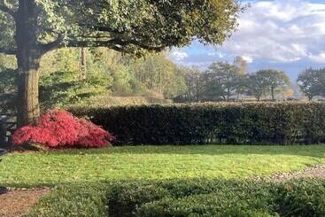 Charming 2 Bed Cottage, Beautiful Views, Knutsford