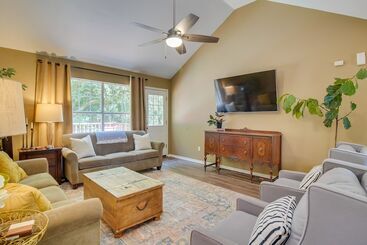 Charming Arkansas Retreat W/ Deck, Near Downtown!