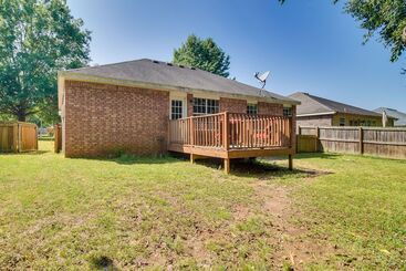 Charming Arkansas Retreat W/ Deck, Near Downtown!