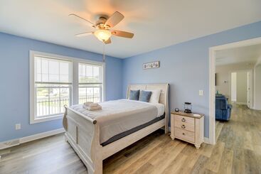 コテージ Coastal Emerald Isle Retreat W/ Deck & Grill!