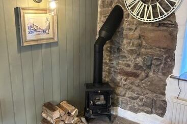 Historic 1601 Nettle Cottage Near Lake District