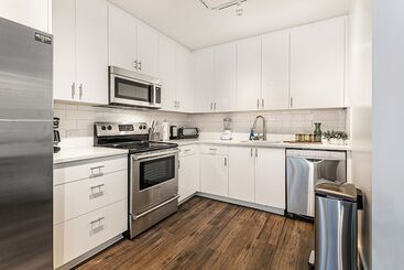 Gorgeous 4br Condo Steps To Fq