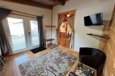 Green Timbers Lodge Redwood Cabin