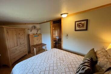 Green Timbers Lodge Redwood Cabin