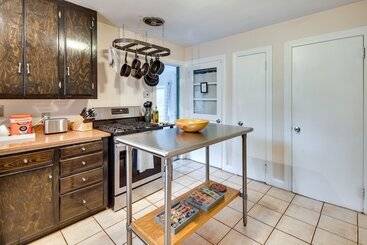 Hendersonville Haven W/ Fire Pit, Grill, Deck!